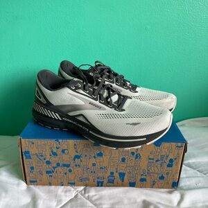 Brooks shoes size 13